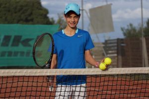Alex sews a top seed