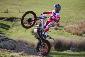 Bike champ blitzes field
