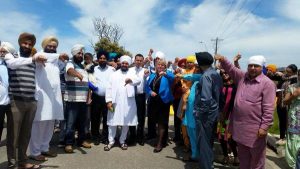 Dragging feet over road opening