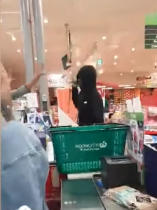 Thugs wave knife in supermarket