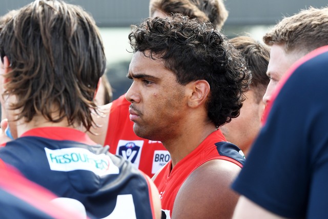 Casey hold on against Pies
